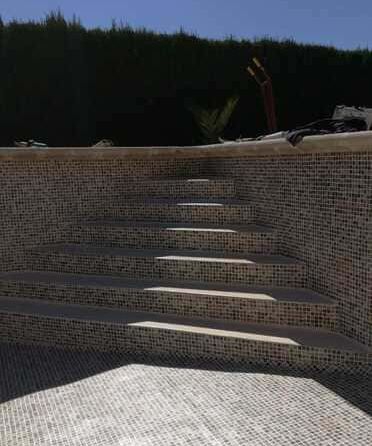 Vista de escalera de piscina hecha con Liner PVC